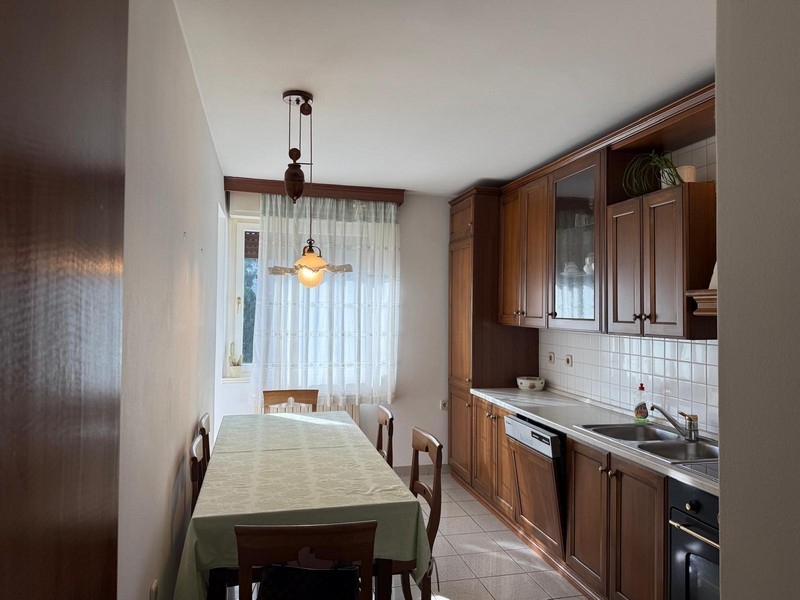 Kuchyň-obývací pokoj s vybavenou kuchyní a jídelním stolem