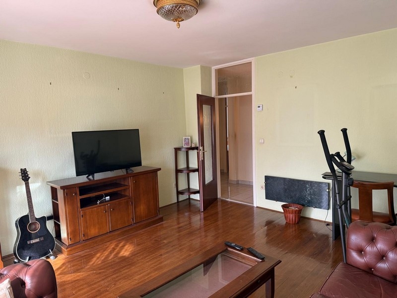 Obývací pokoj s TV nábytkem a parketami