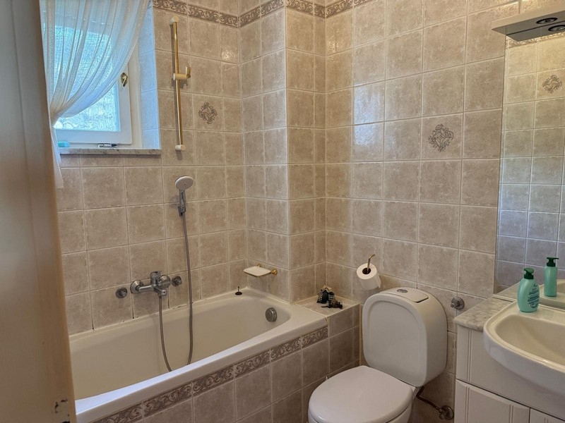 Koupelna s vanou a toaletou