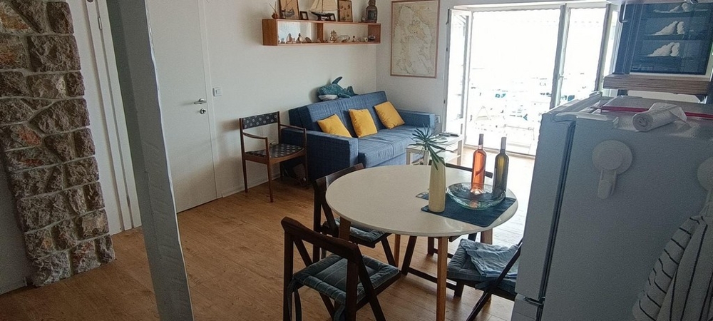 Otevřený obývací a jídelní kout s výhledem na přístav