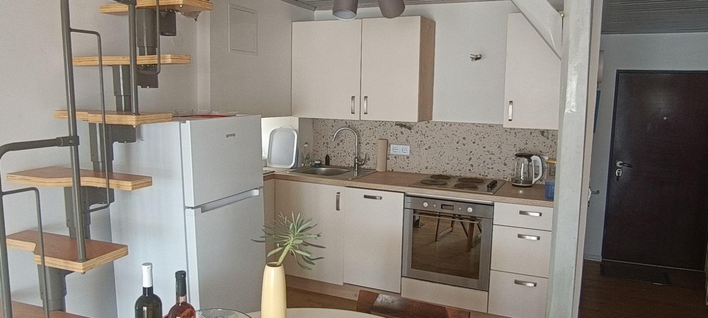 Kuchyň s vestavěnými spotřebiči a otevřeným půdorysem