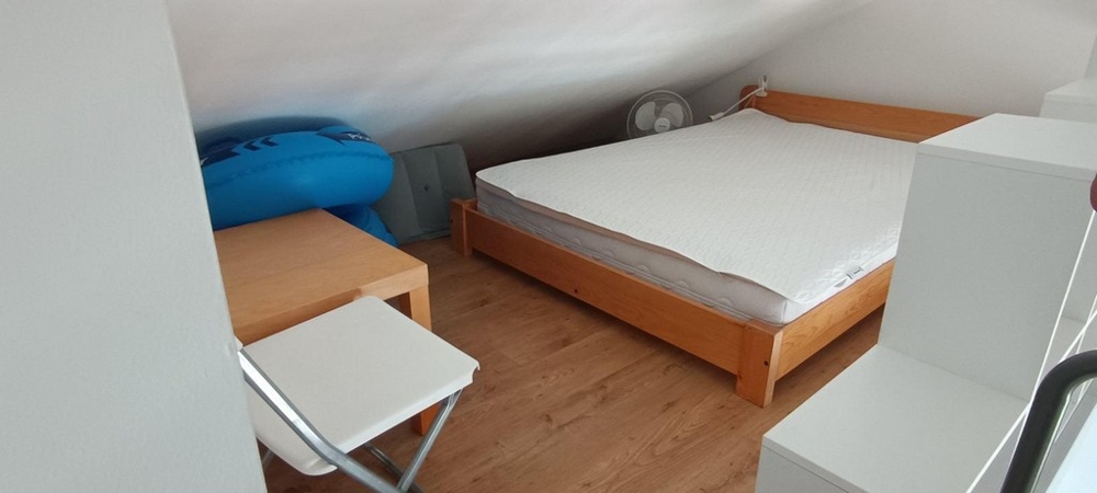 Spací kout na galerii se zkoseným stropem