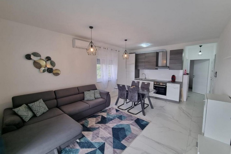 Zařízený byt v blízkosti moře na prodej v Rogoznici, Dalmácie.