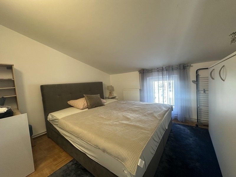 Další ložnice s manželskou postelí v podkroví