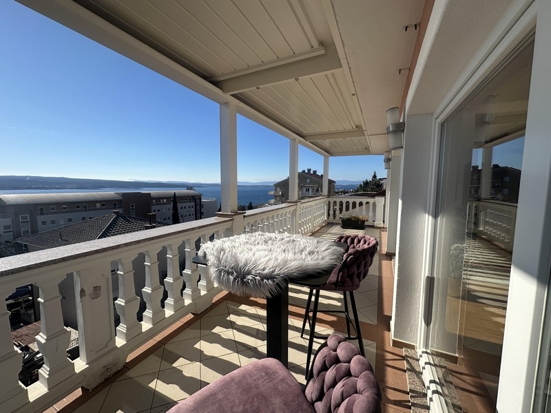 Byt s balkonem a výhledem na moře na prodej v Crikvenici, Kvarnerský záliv.