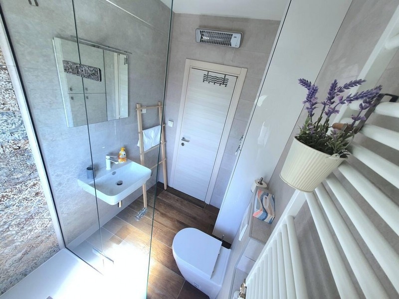 Moderní koupelna se sprchovým koutem a přirozeným světlem