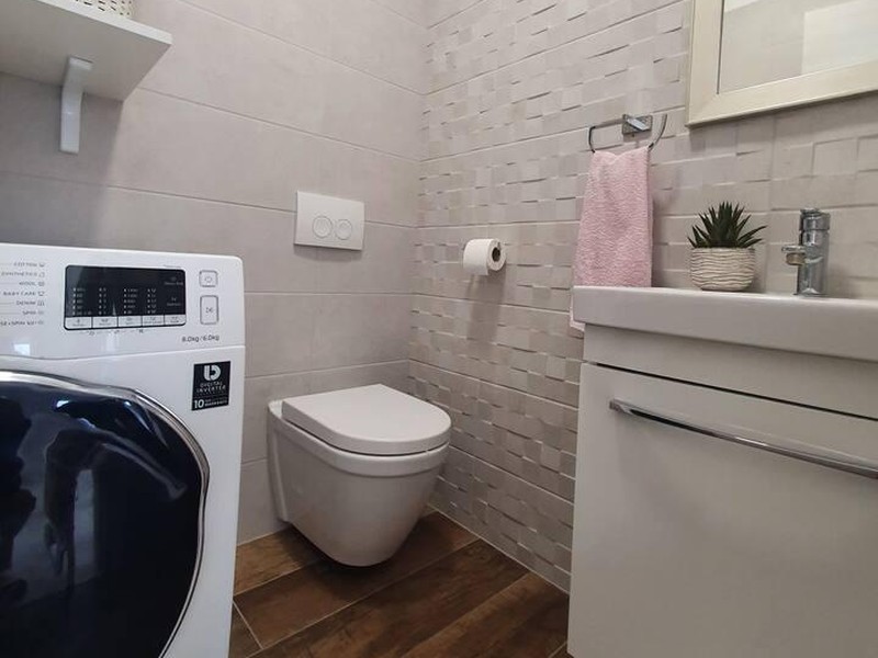 Samostatné WC s pračkou a umyvadlem