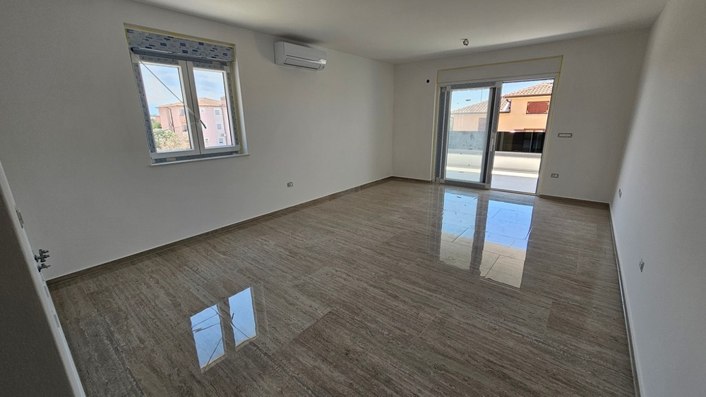 Obývací pokoj a výhled na terasu nemovitosti A3884, Chorvatsko.