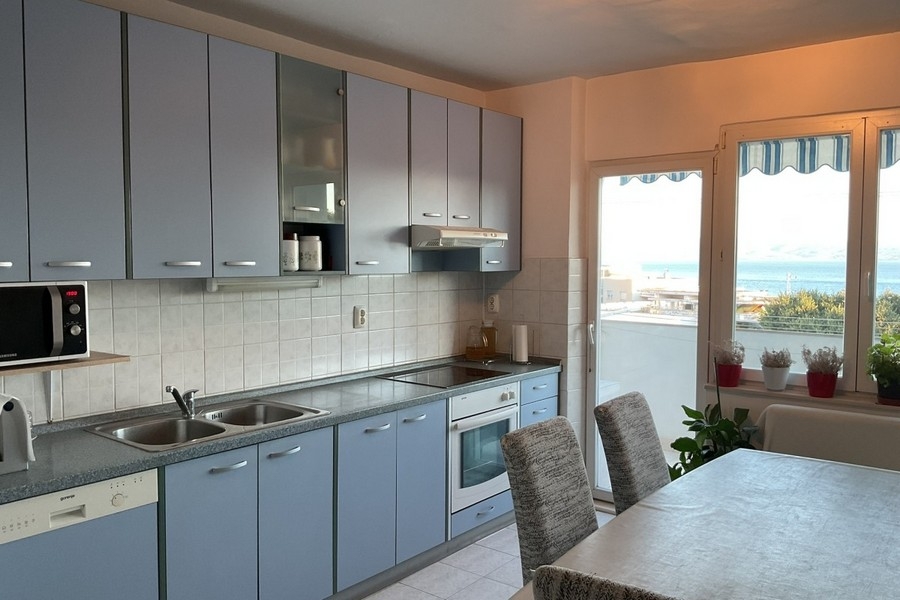 Kuchyň, jídelní kout a výhled na terasu