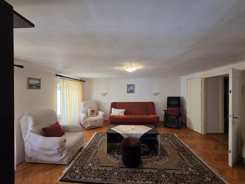 Velký obývací pokoj s parketami v bytě