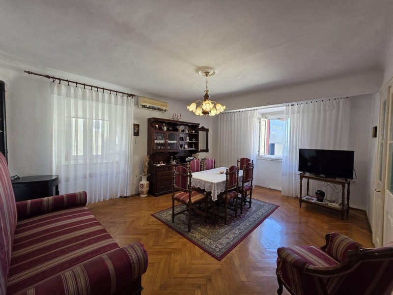 Zařízený obývací prostor z nabídky A3884 v Senj, Chorvatsko.