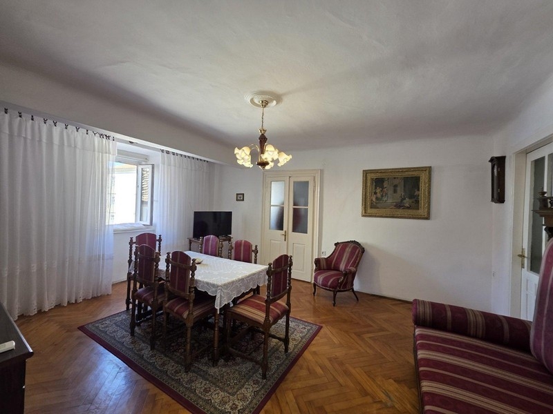 Obývací pokoj s posezením a jídelním koutem