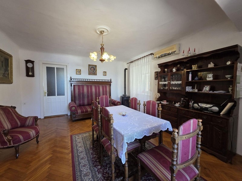 Obývací pokoj s klasickým nábytkem a velkým jídelním stolem