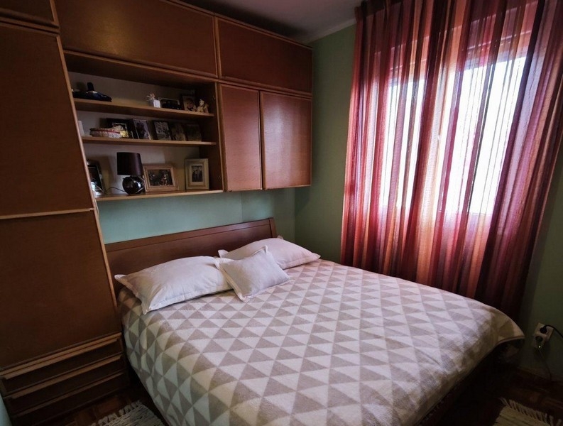 Ložnice s manželskou postelí a oknem