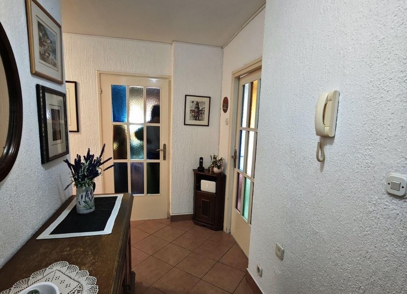 Předsíň s barevnými skleněnými dveřmi a středomořskou dlažbou