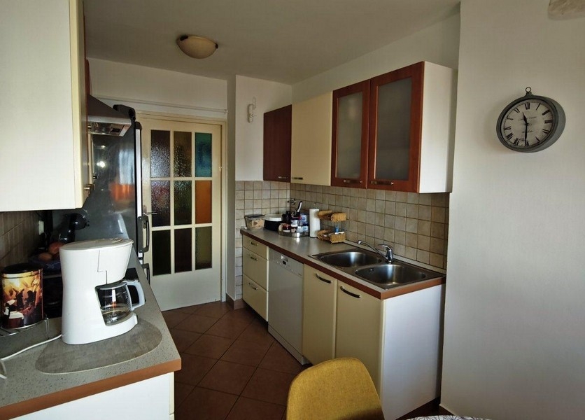 Kuchyň s vybavenou kuchyňskou linkou a dvoudřezem