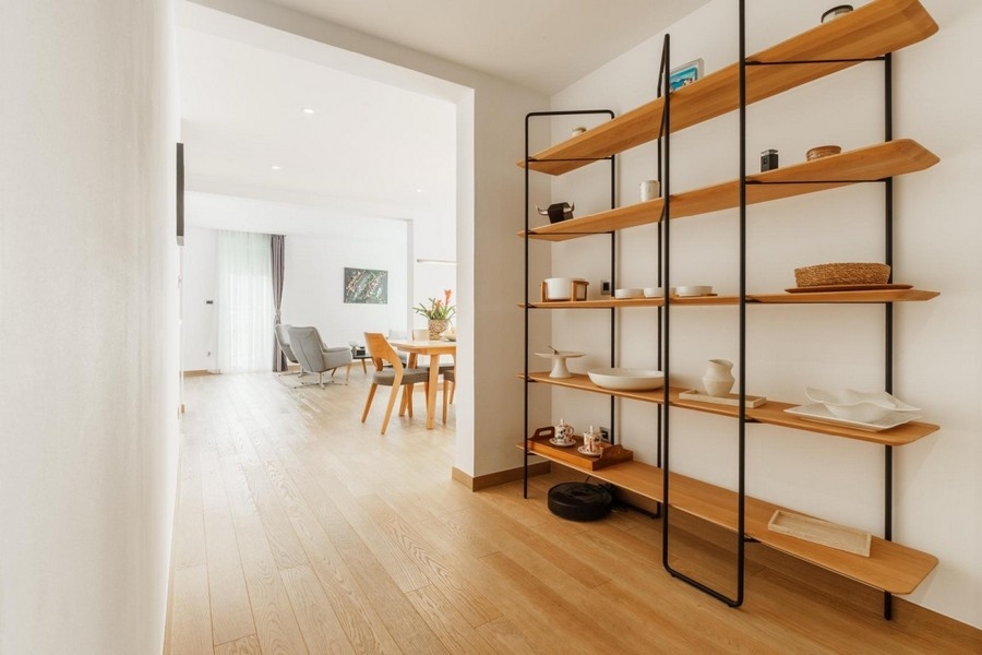 Otevřený obývací prostor s policemi byt Split