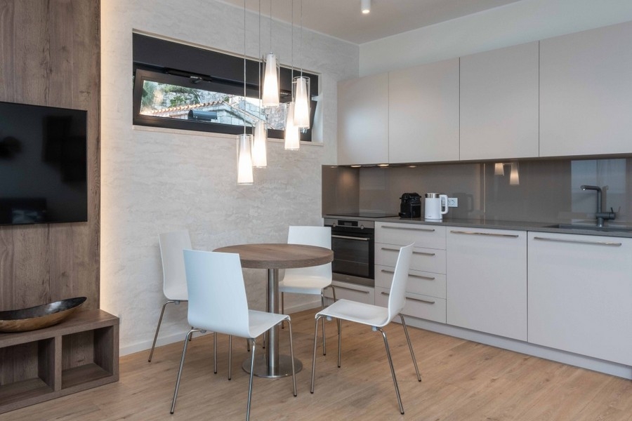 Jídelna a kuchyně objektu A3887 v Chorvatsku - Panorama Scouting.