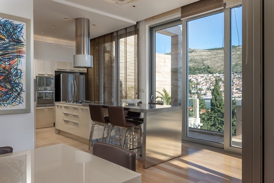 Světlý obývací pokoj se vstupem na terasu