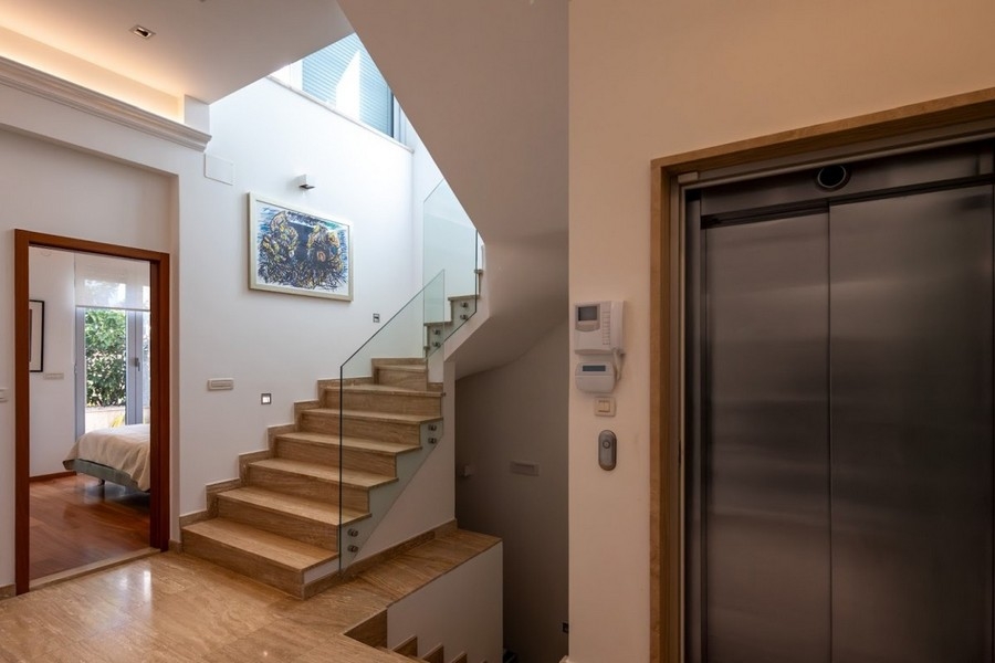 Vstupní prostor se schodištěm a výtahem