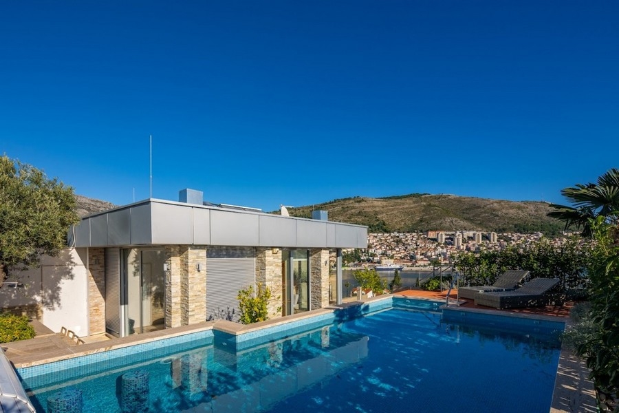 Prostorná terasa se středomořskými rostlinami