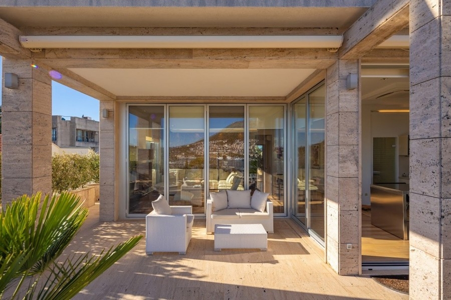 Otevřený obývací prostor s výhledem na moře