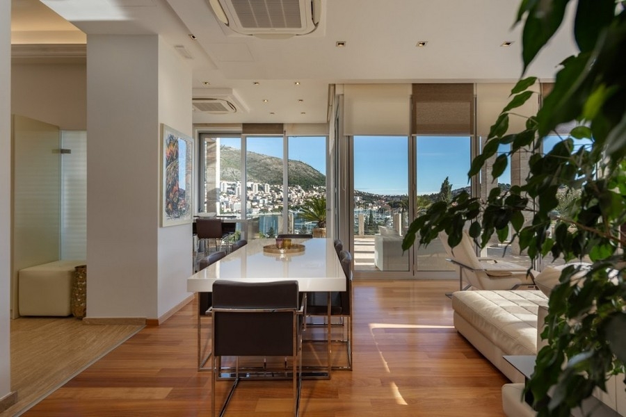 Moderní kuchyně s výhledem na ostrov a moře