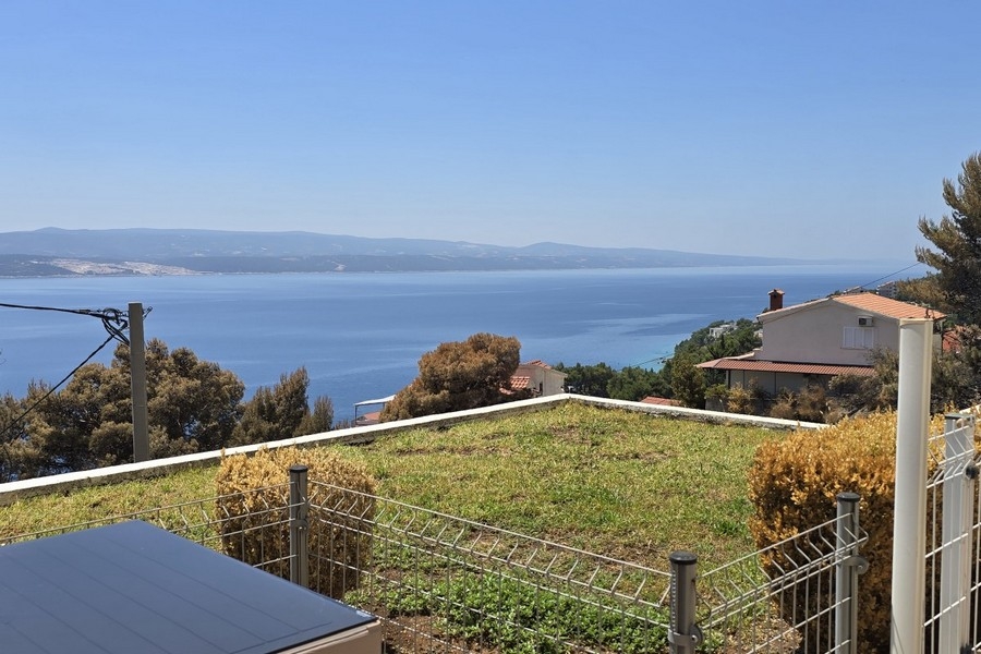 Výhled na moře z bytu A3891 na prodej nedaleko Omiše, Chorvatsko.