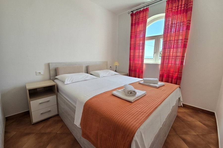 Ložnice s manželskou postelí a oknem