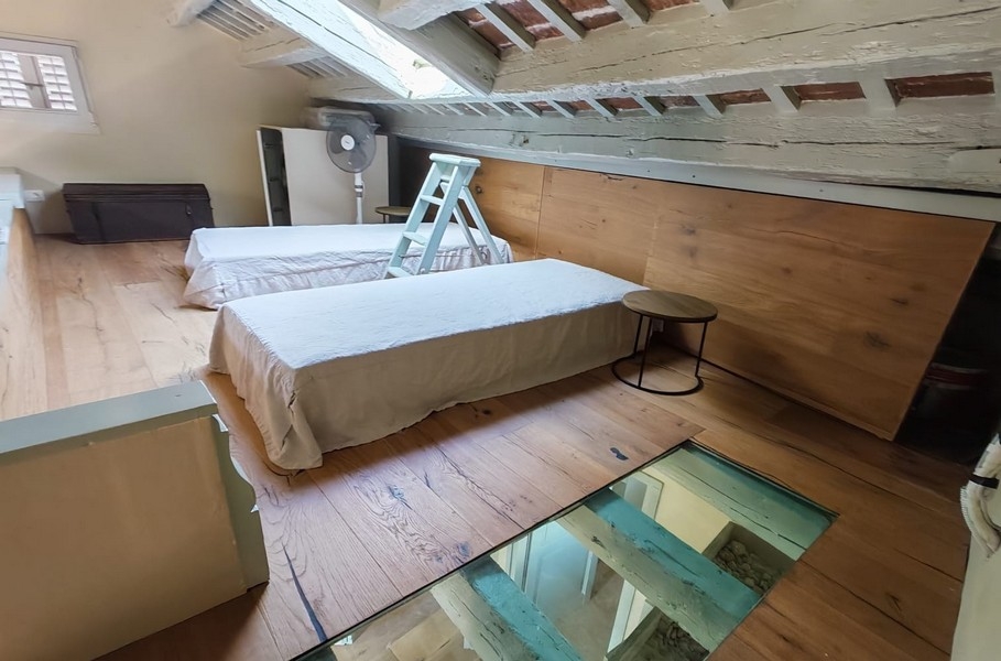 Dvě samostatné postele na galerii.