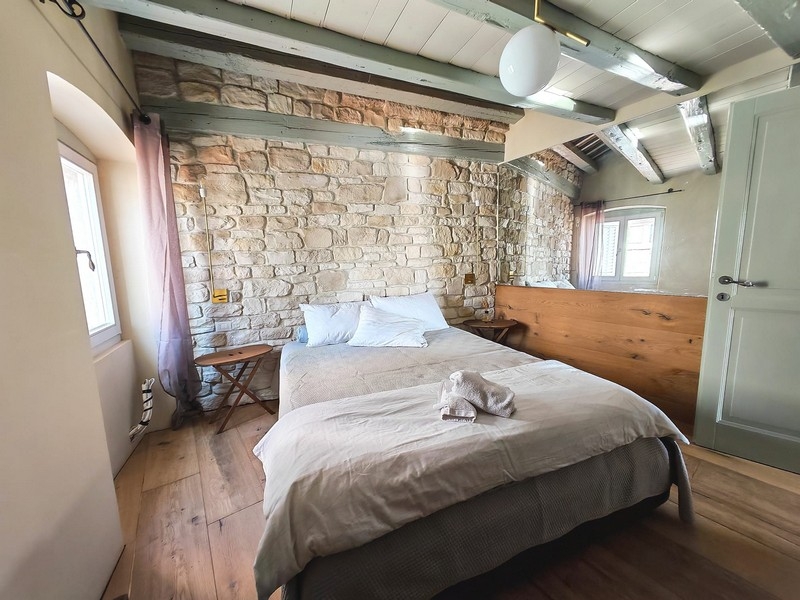 Útulná ložnice apartmánu A3892 v Rovinji, Istrie.