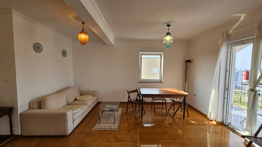 Světlý obývací prostor s konceptem otevřeného prostoru - byt A3893