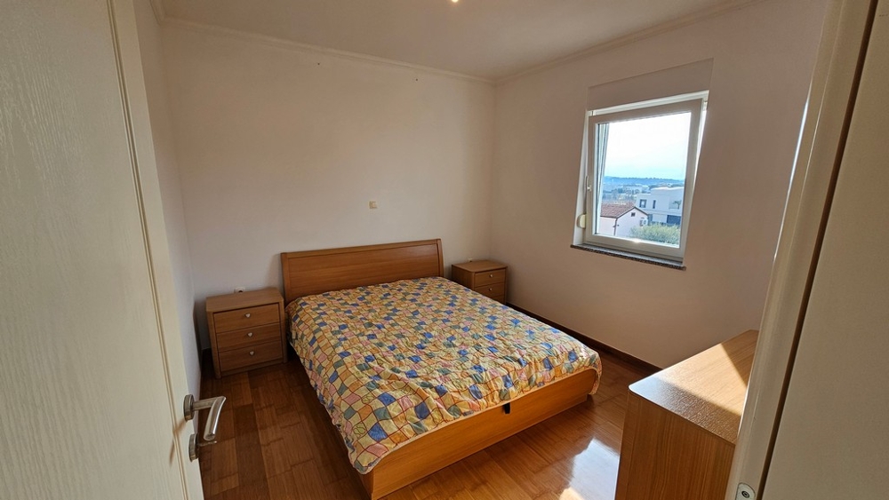 Ložnice s manželskou postelí a výhledem na moře