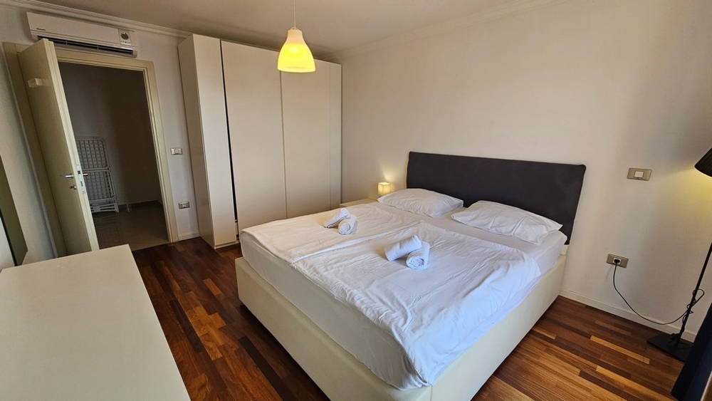 Prostorná ložnice s manželskou postelí a šatní skříní