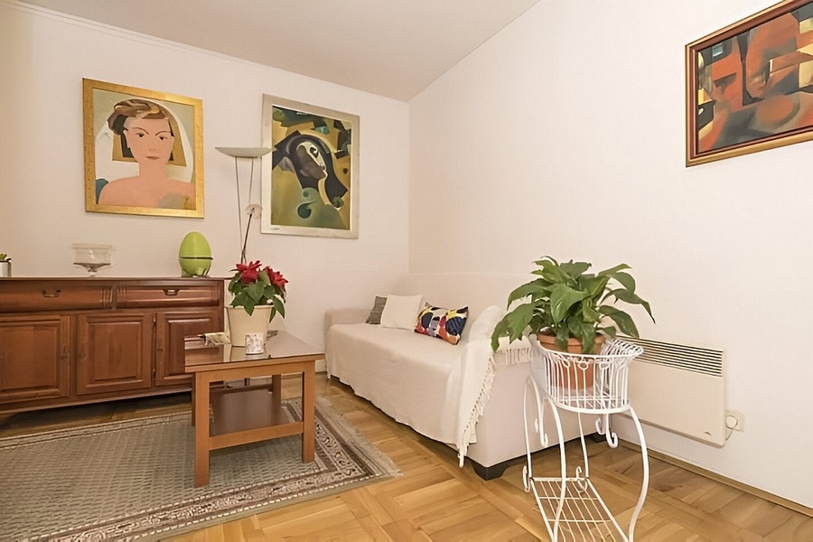 Středomořská obytná oblast nemovitosti A3895 nedaleko Omiše v Dalmácii.