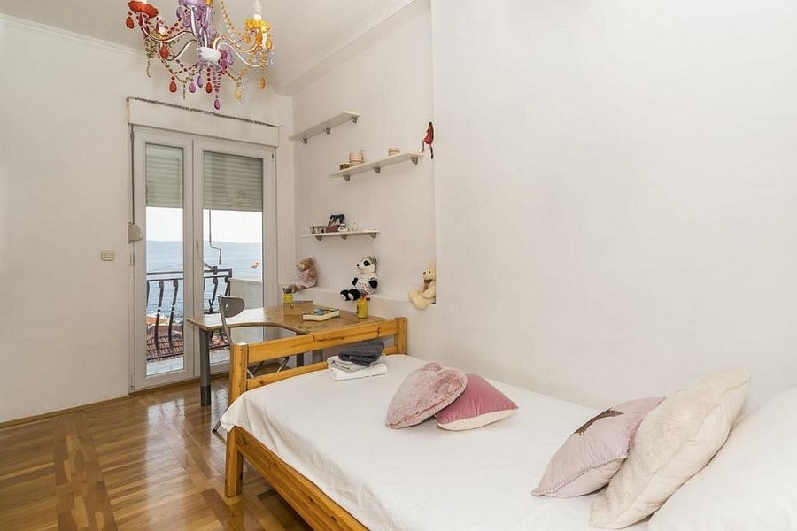 Dětský pokoj s postelí a balkonem s výhledem na moře