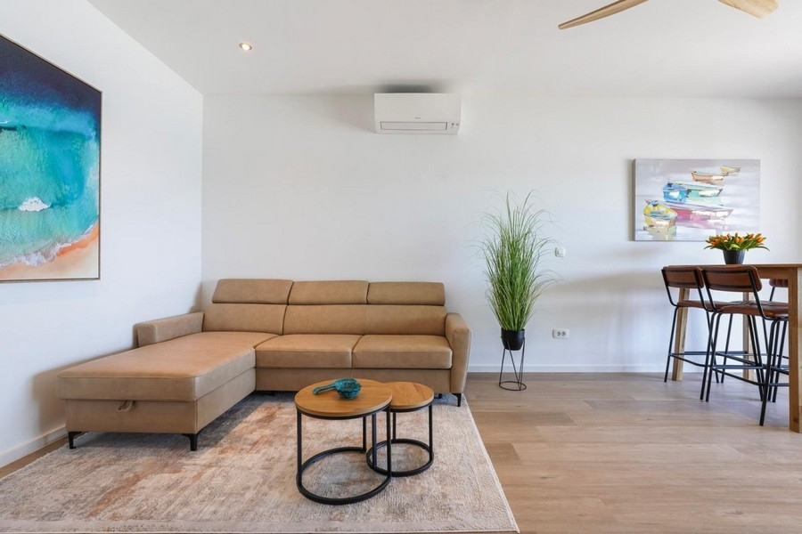 Světlý obývací prostor v moderním přímořském apartmánu
