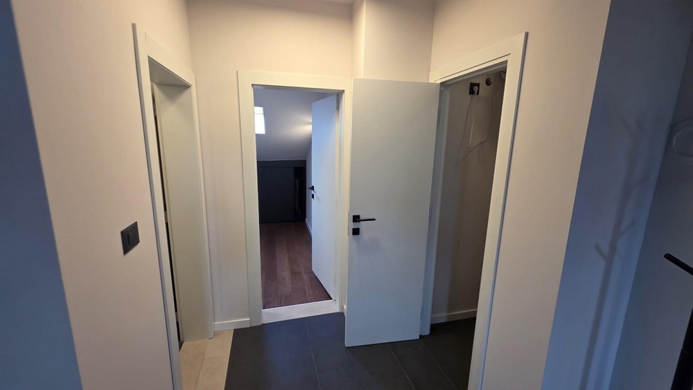 Vstupní prostor s moderním osvětlením