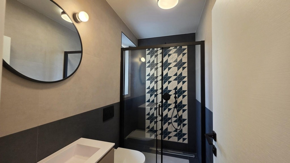 Kuchyňská linka s vestavěnými spotřebiči a vstupem na balkon