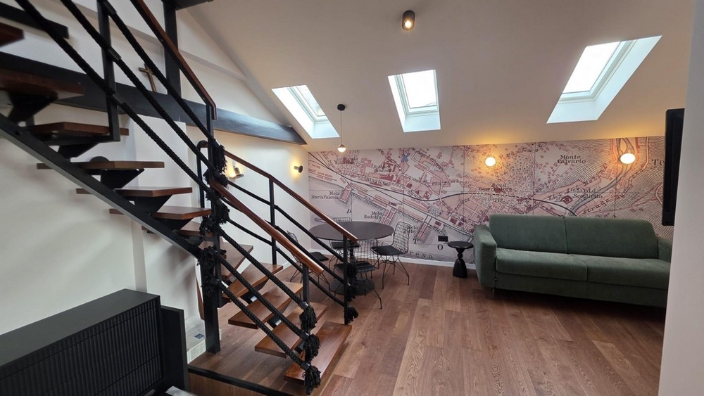 Otevřený obývací pokoj s galerií a schodištěm