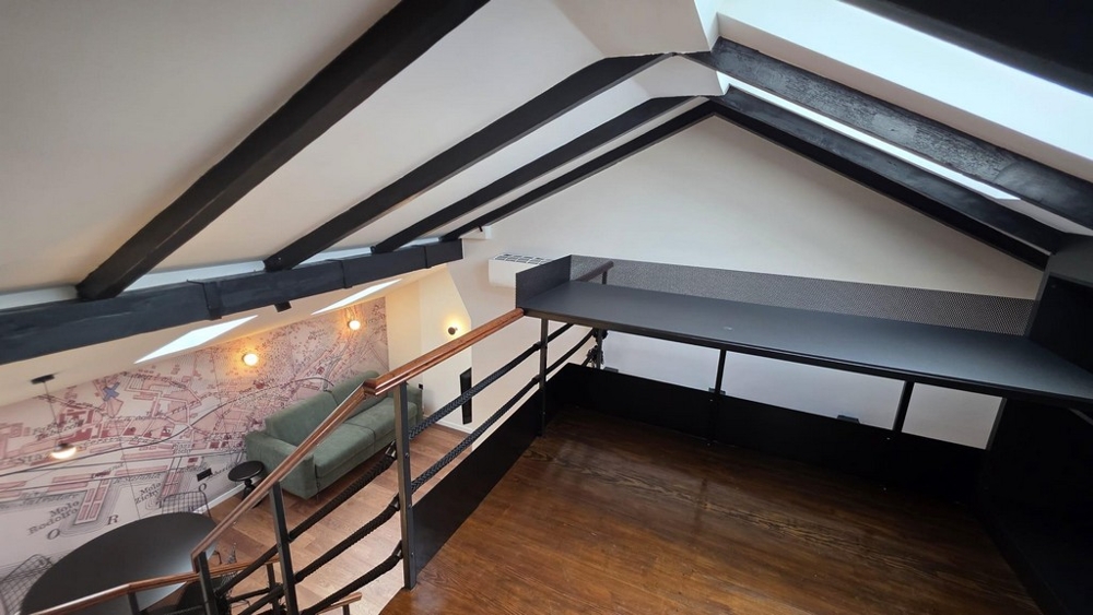 Galerie s pracovním koutem pod šikmými stropy