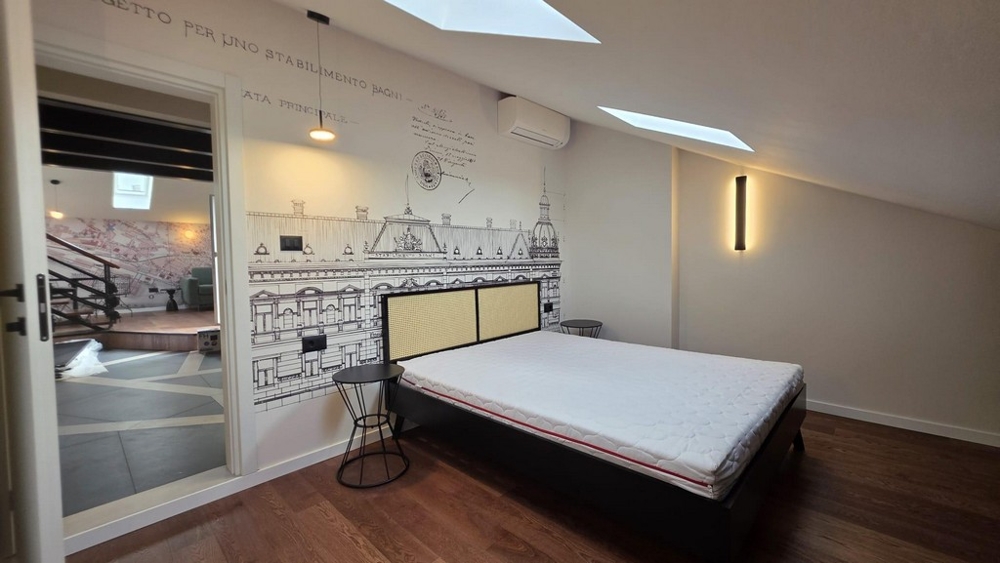 Ložnice se střešními okny a vestavěnými skříněmi