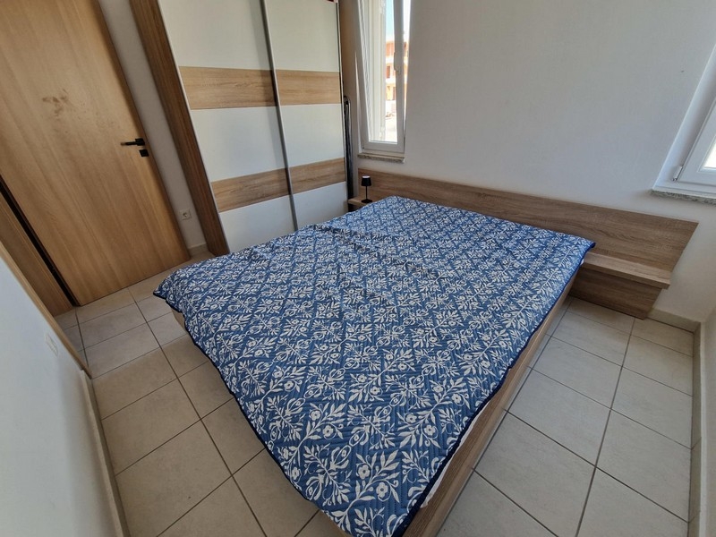 Ložnice s šatní skříní a výhledem z okna