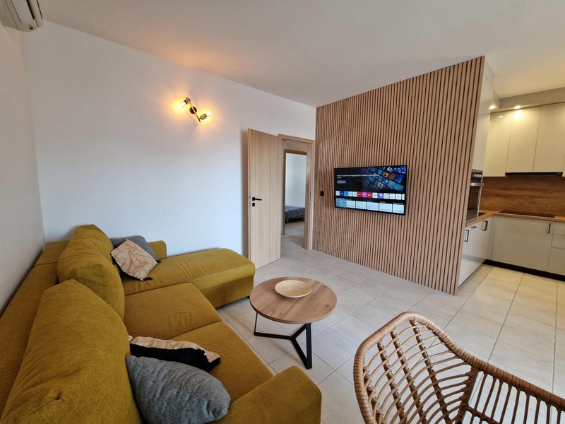 Moderně zařízený byt na Pagu v Novalji, Chorvatsko.