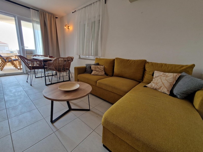 Otevřený obývací prostor s jídelnou a kuchyní