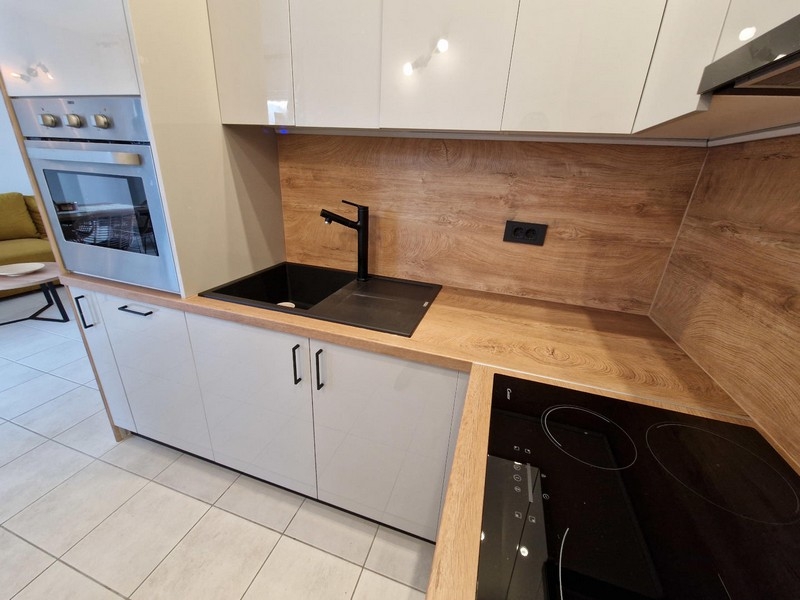 Detailní pohled na kuchyň s dřezem a pracovní plochou