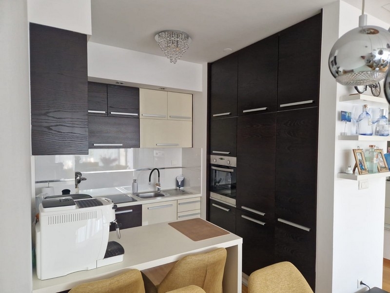 Moderní kuchyňská linka s vestavěnými spotřebiči