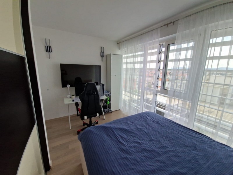 Ložnice s pracovnou a vstupem na balkon