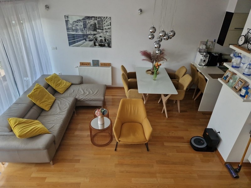 Obývací pokoj s pohovkou a jídelním koutem