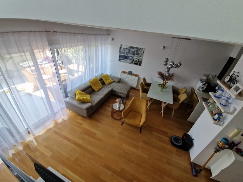 Světlý obývací prostor s galerií a velkými okny